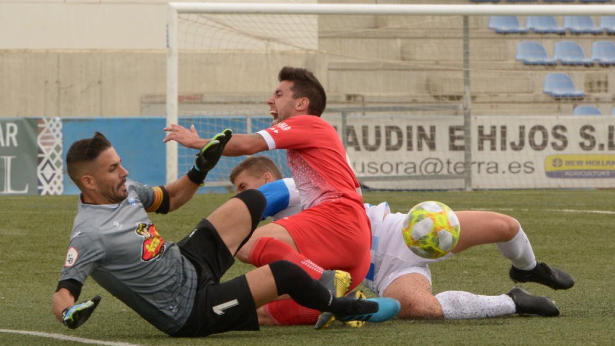 Eder Díez, que no va tenir sort de cara a gol, xoca amb el porter de l’Eixea, Rafa Santos.