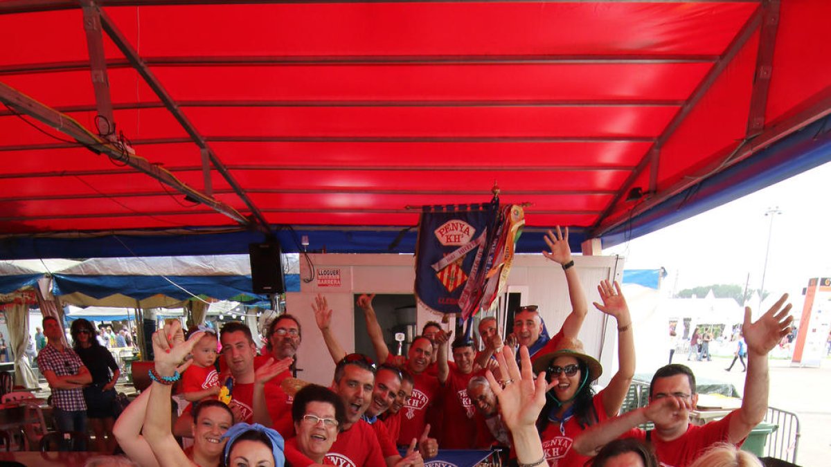 Les llaunes de caragols de la penya KH2, a punt per al dinar d’ahir.