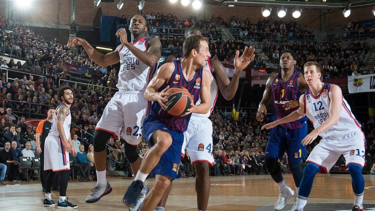 Kevin Pangos, presionado por dos rivales del Anadolu Efes.