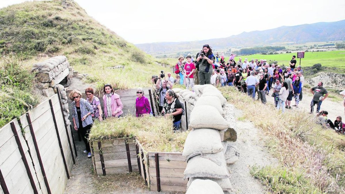 Desenes de persones van participar en les visites guiades al Tossal del Merengue de Camarasa.