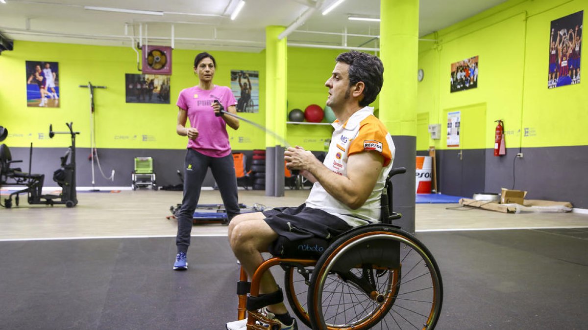 Isidre Esteve, durante una sesión en el gimnasio junto a su preparadora Lidia Guerrero.