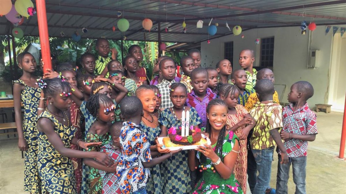 La joven leridana celebró su 26 cumpleaños con los niños del orfanato de Cocon de Cabrousse, en Senegal.