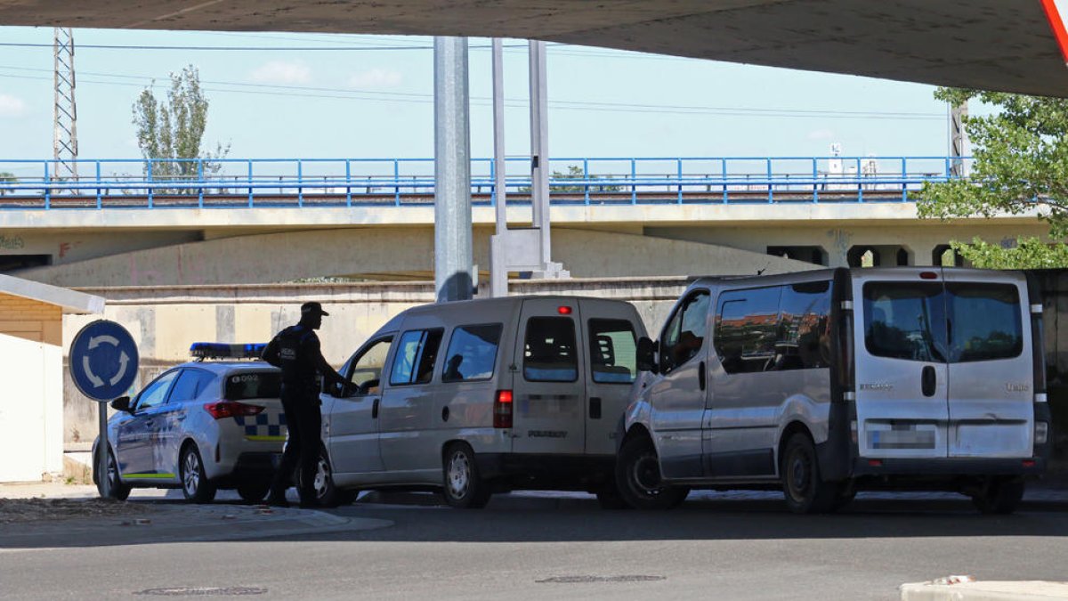 Un agent de la Guàrdia Urbana fent una revisió de vehicles a Pardinyes aquest mateix mes.