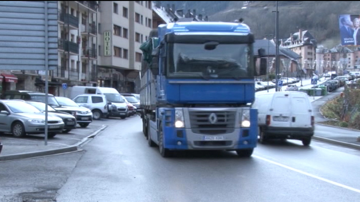 Imatge d’arxiu d’un camió al seu pas per la Val d’Aran.