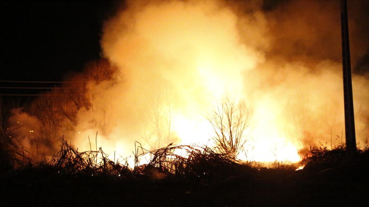 El fuego se declaró entre Victoriano Muñoz y Josep Tarradellas.