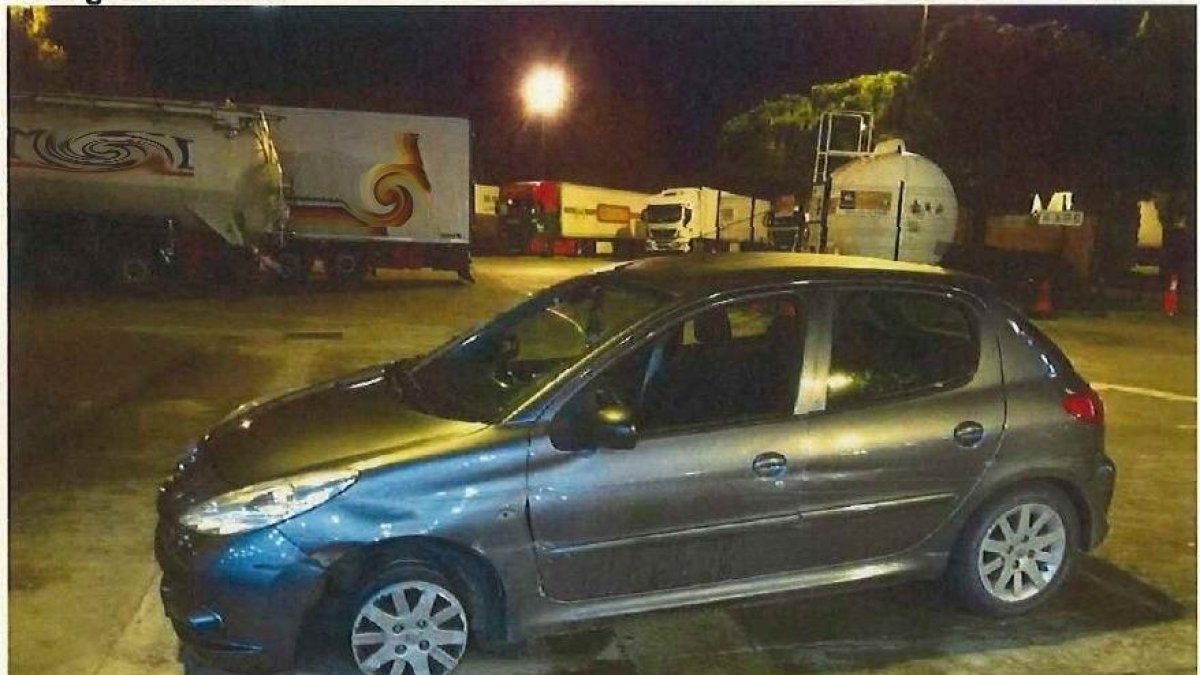 Imagen del vehículo sin una rueda en el Empordà.