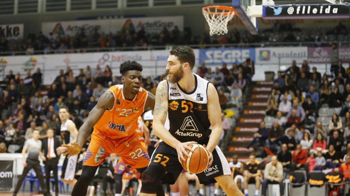 Julen Olaizola, que debutó en el Barris Nord, controla el balón ante Chuku, jugador del Coruña.