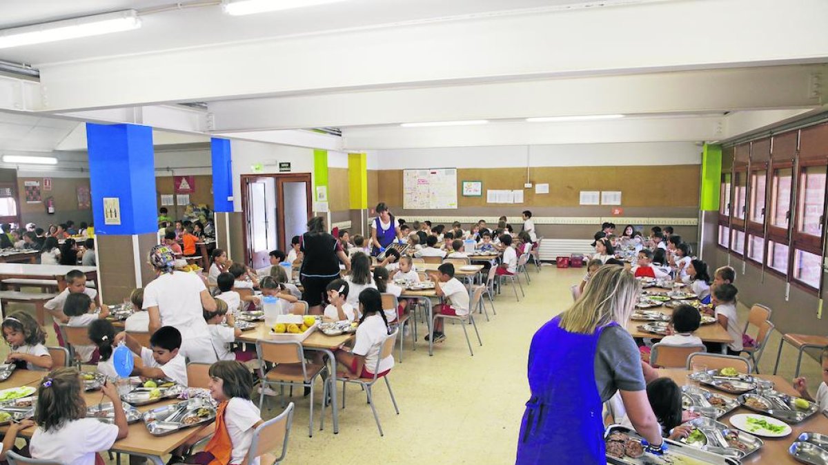 Alumnos de la Escola Alba ayer en el comedor, cuya gestión lleva directamente el Ampa del centro.