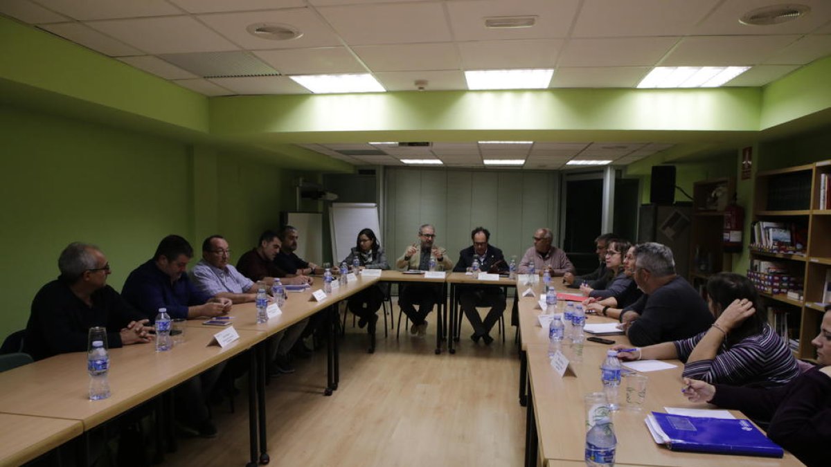 Representantes de CCOO y UGT se vieron ayer con el secretario general de Trabajo, Josep Ginesta.