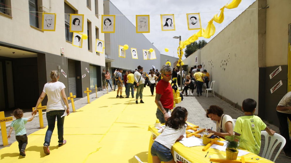 Carrer encatifat de groc en favor dels presos a les Borges.