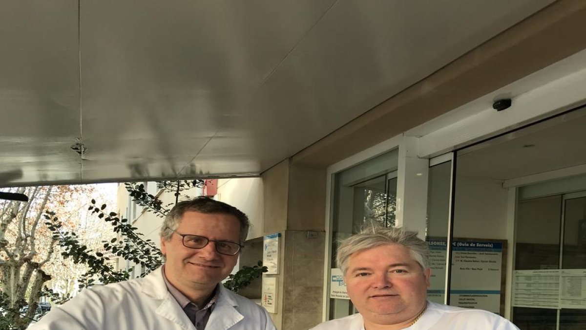 Personal sanitario informando de número telefónico.