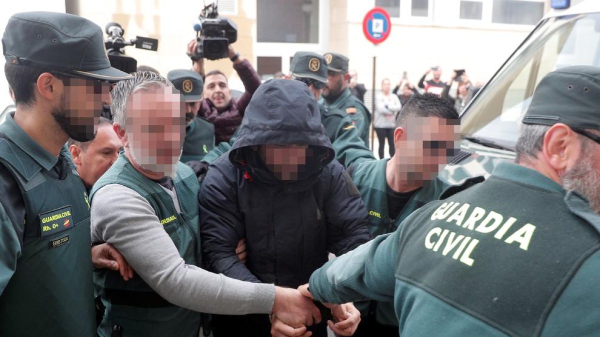 El sospitós de la mort de Marta Calvo ahir a l’arribar al jutjat d’Alzira.