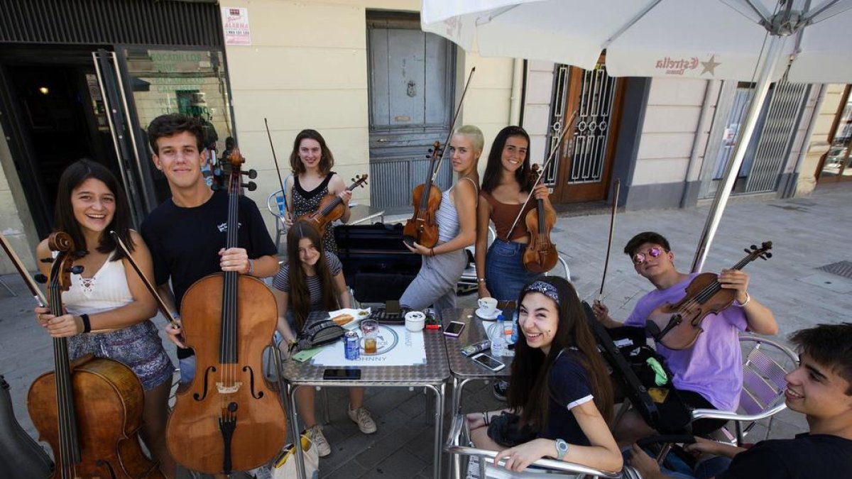 Alumnes del curs, en una terrassa de la zona comercial improvisant amb els seus instruments.