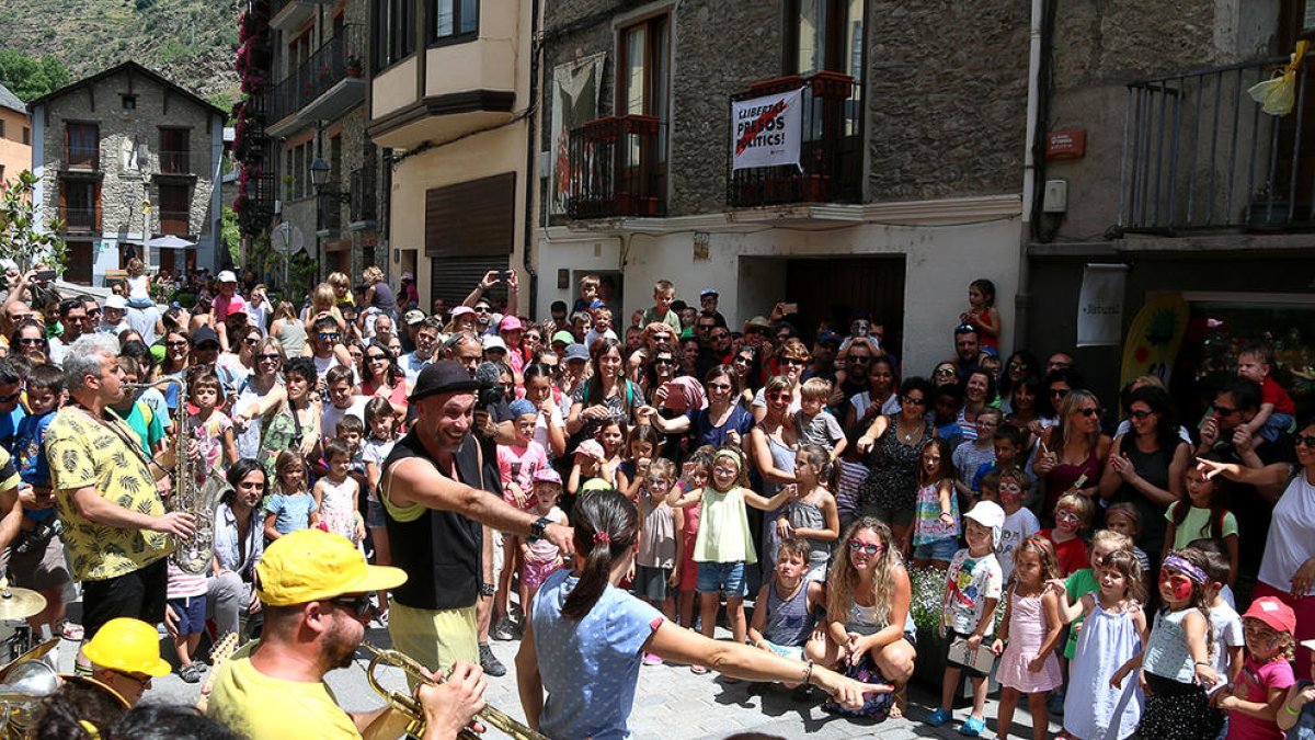 Un dels espectacles de carrer de l’edició passada del festival Esbaiola’t, a Esterri d’Àneu.