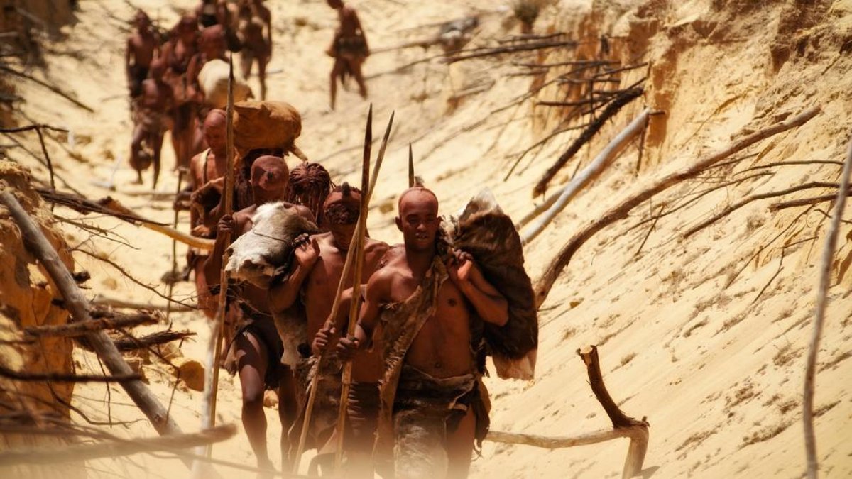 El primer capítulo aborda los éxodos humanos para sobrevivir.