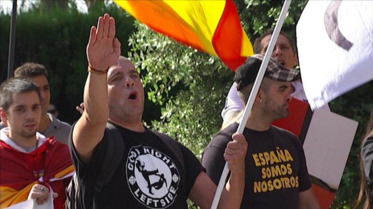 Un grupo de manifestantes con símbolos de la ultraderecha.