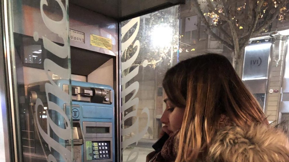 Una usuaria usa una cabina de Rambla Ferran.