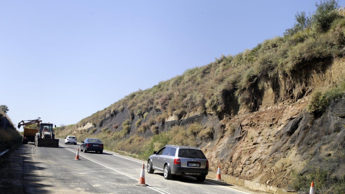 Imagen de las máquinas trabajando para limpiar la carretera C-12 a la altura de Menàrguens.