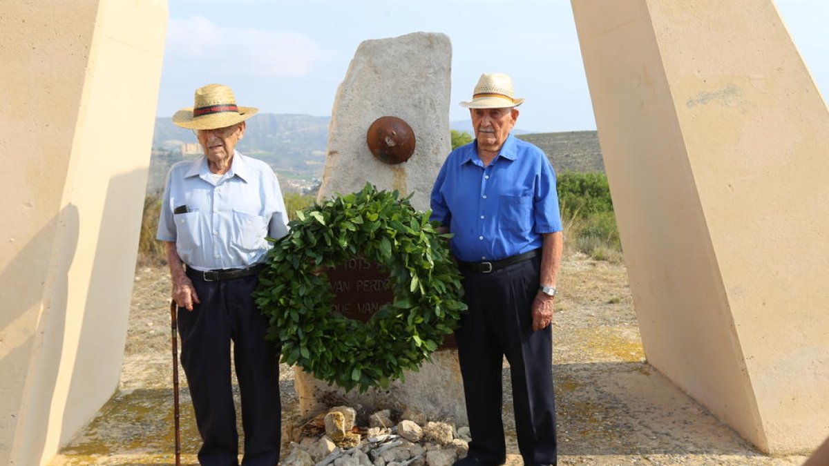 Momento en que los dos excombatientes depositan la corona de laurel en el monumento.
