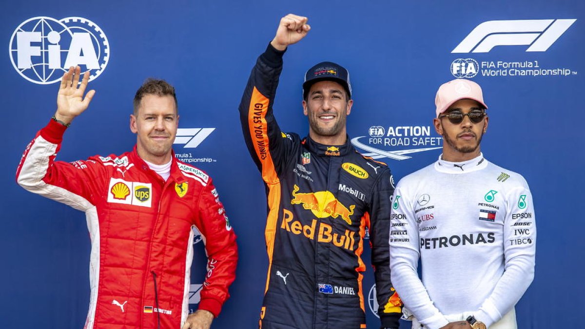Daniel Ricciardo celebra su ‘pole’ en Mónaco, junto a Sebastian Vettel y Lewis Hamilton.