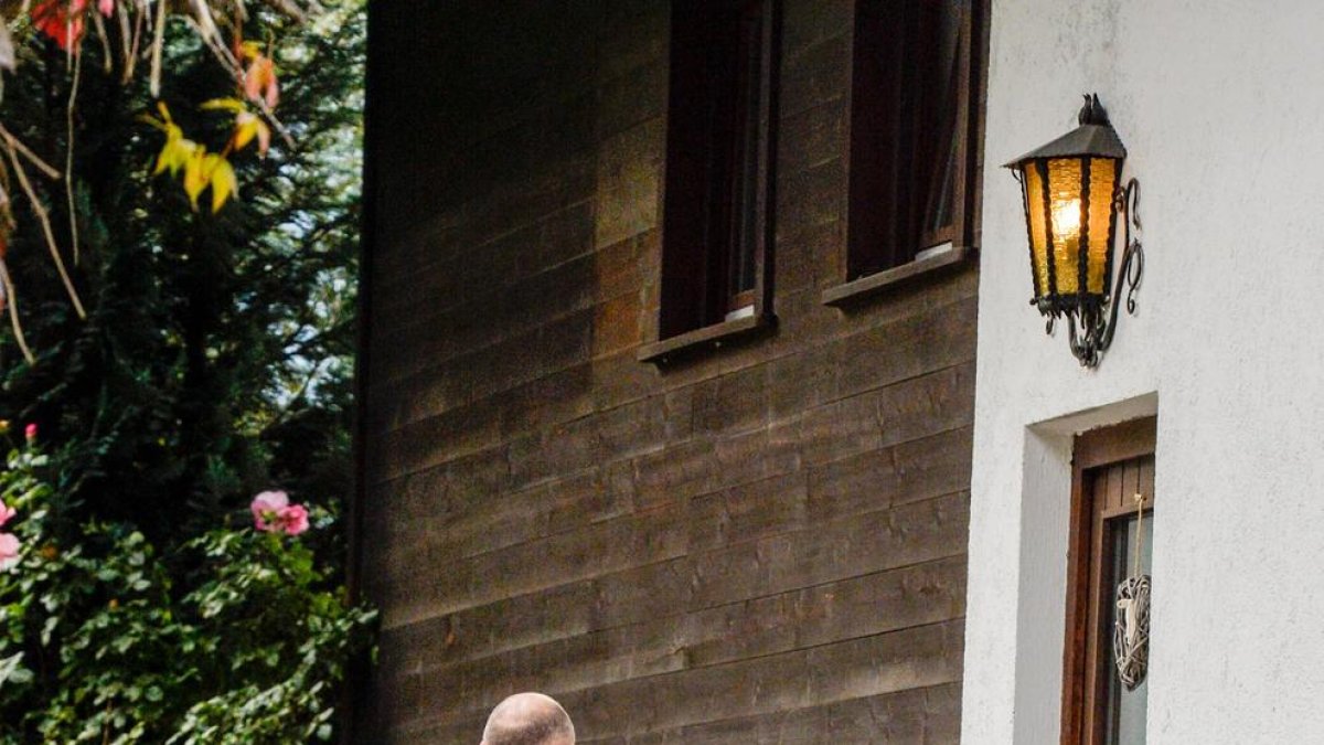 La Policía científica toma fotos de la puerta de la casa.