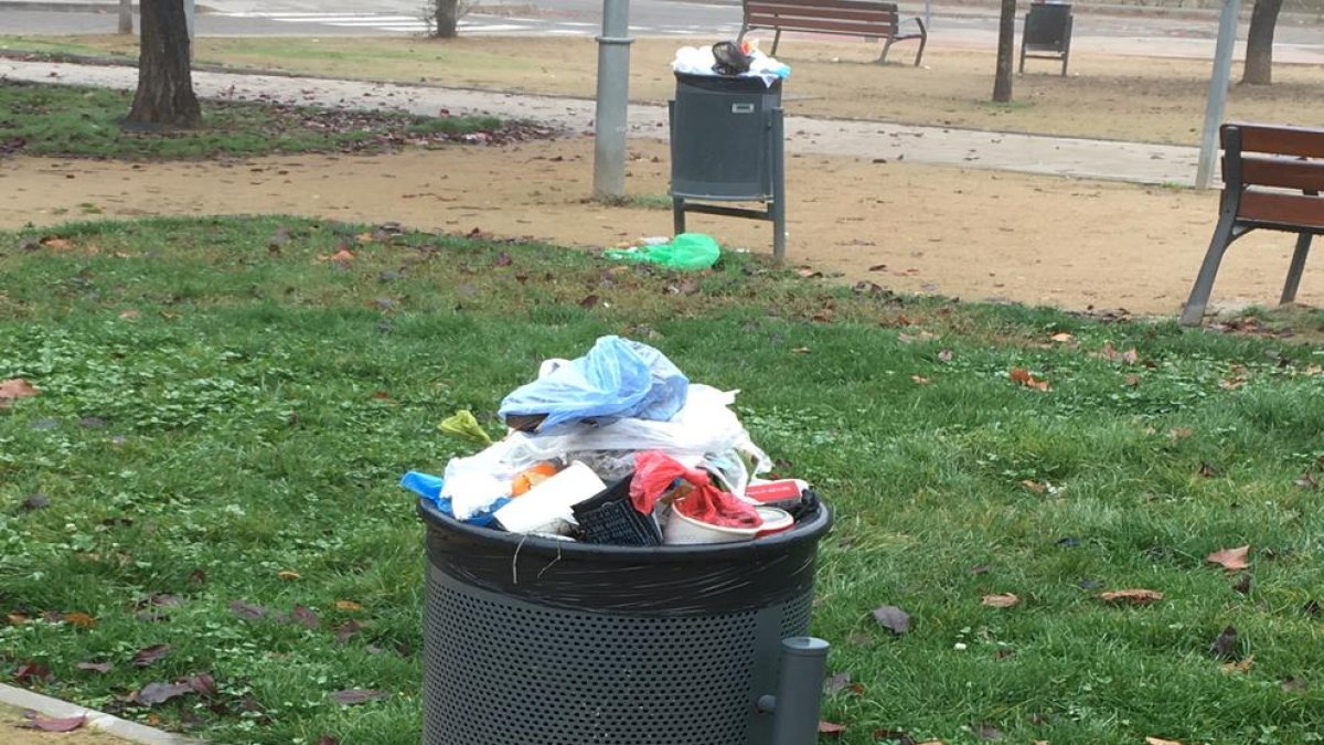 Una paperera plena a vessar.