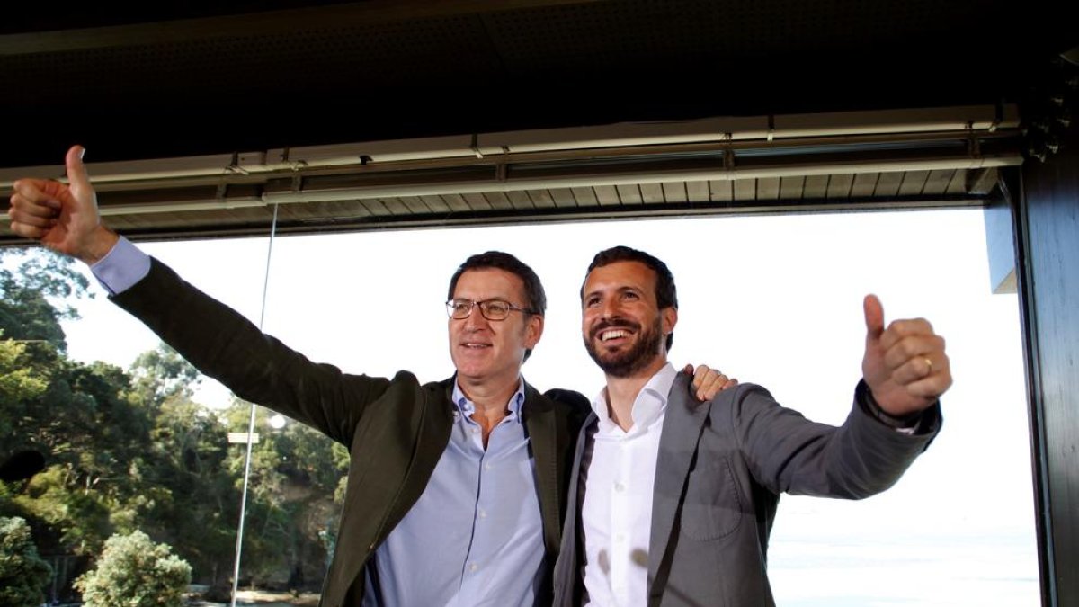 Casado amb Feijóo ahir en un acte amb militants a Oleiros.