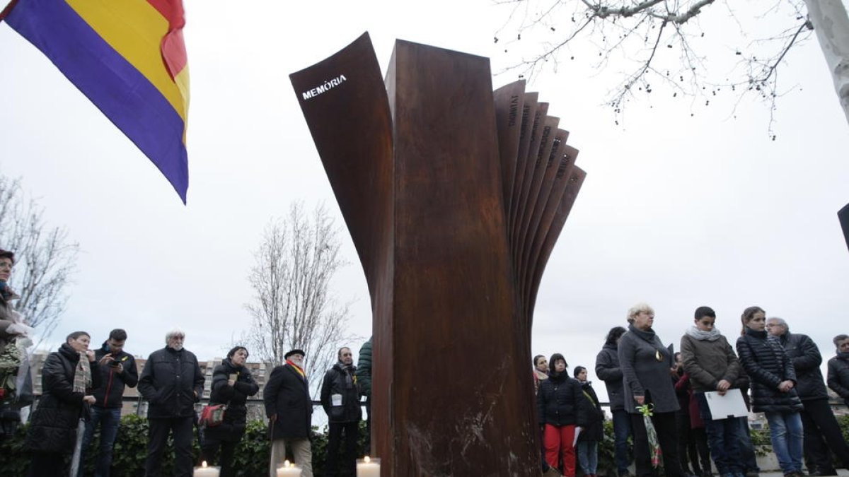 Vista de la escultura instalada en Lleida en honor a los deportados a los campos de concentración nazis.