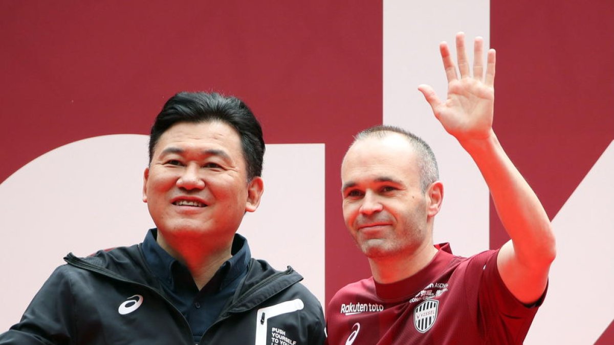 Iniesta, amb el multimilionari amo de Rakuten, Hiroshi Mikitani.