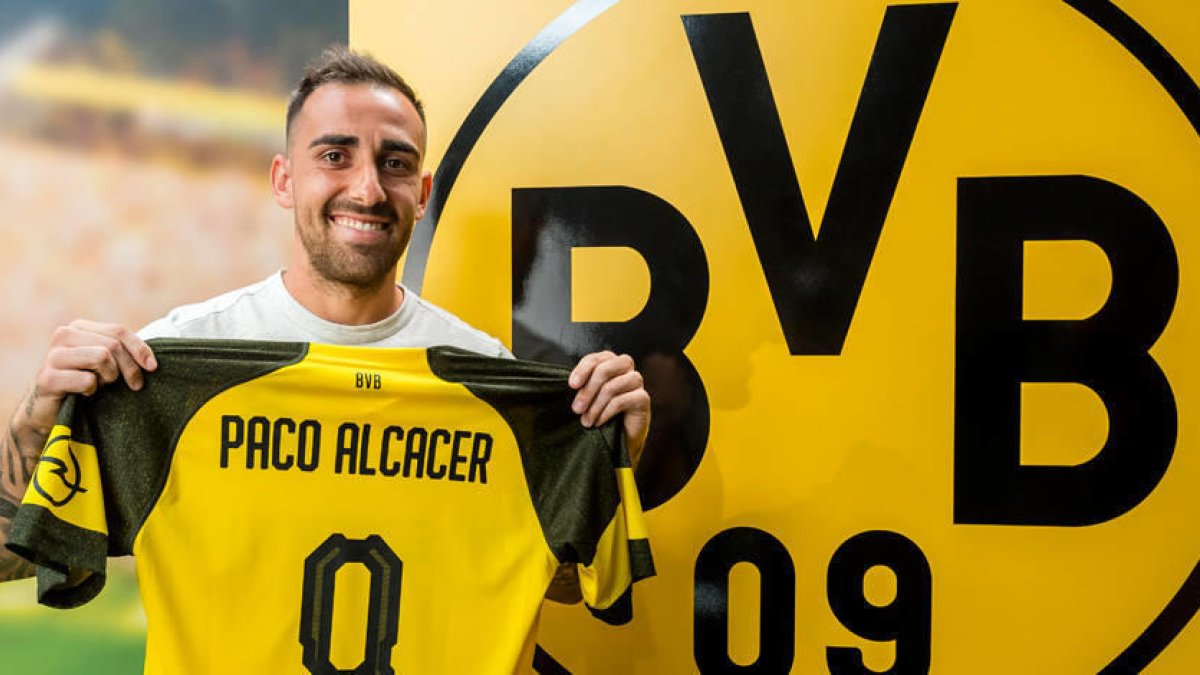 Paco Alcácer ja va posar ahir amb la samarreta del Borussia Dortmund, on jugarà cedit.