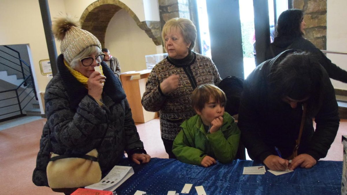 Votaciones ayer en La Seu d’Urgell.