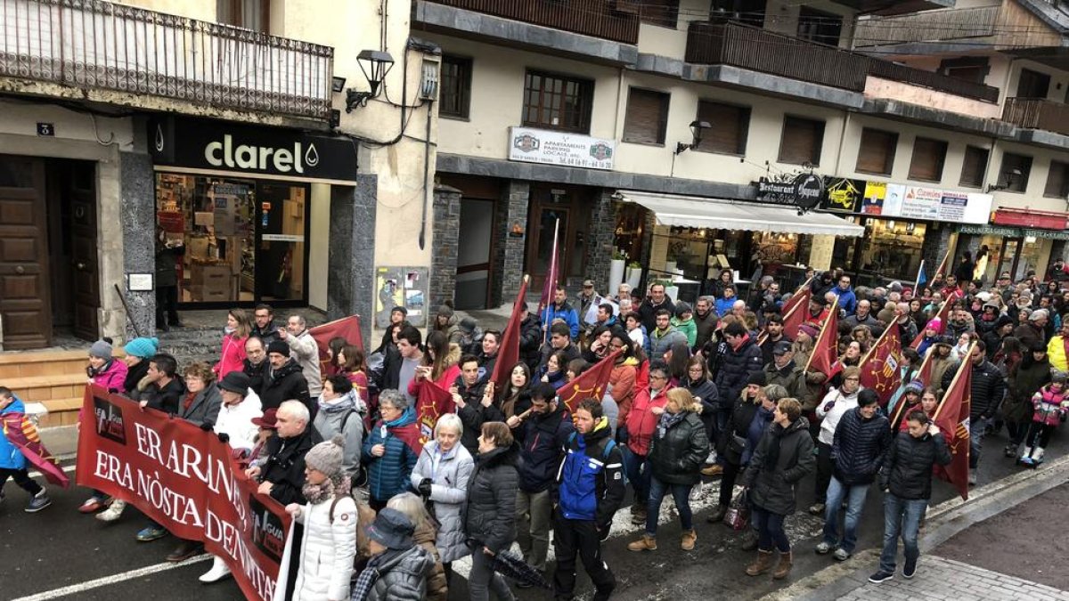 La manifestación recorrió el centro de Vielha y concluyó en la plaza del Conselh.