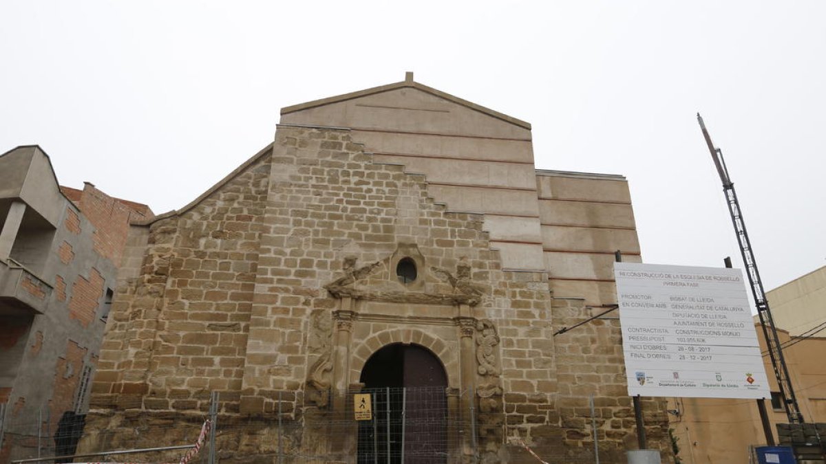 La iglesia de Rosselló, con los nuevos muros y la cubierta que sustituyen a los que se hundieron.