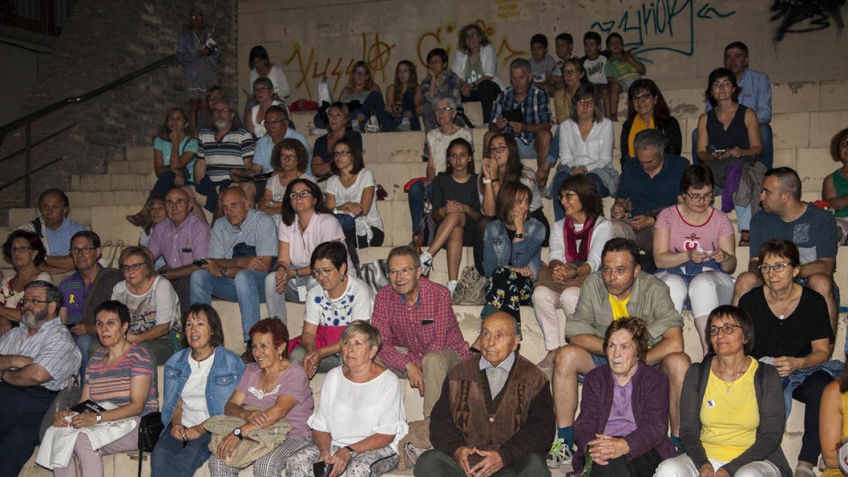 Más de un centenar de personas, ayer por la noche en la presentación de la temporada de teatro.