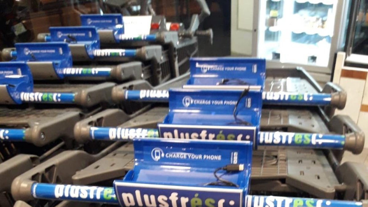 Plusfresc estrena carros con cargador para móviles