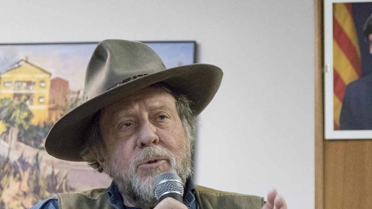 Ofrena floral davant de les tres pedres per recordar els deportats a Cervera.