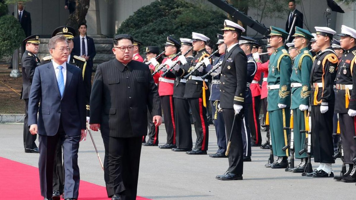 Imatge del president sud-coreà, Moon Jae-in, i el líder del Nord, Kim Jong-un el 27 d’abril passat.