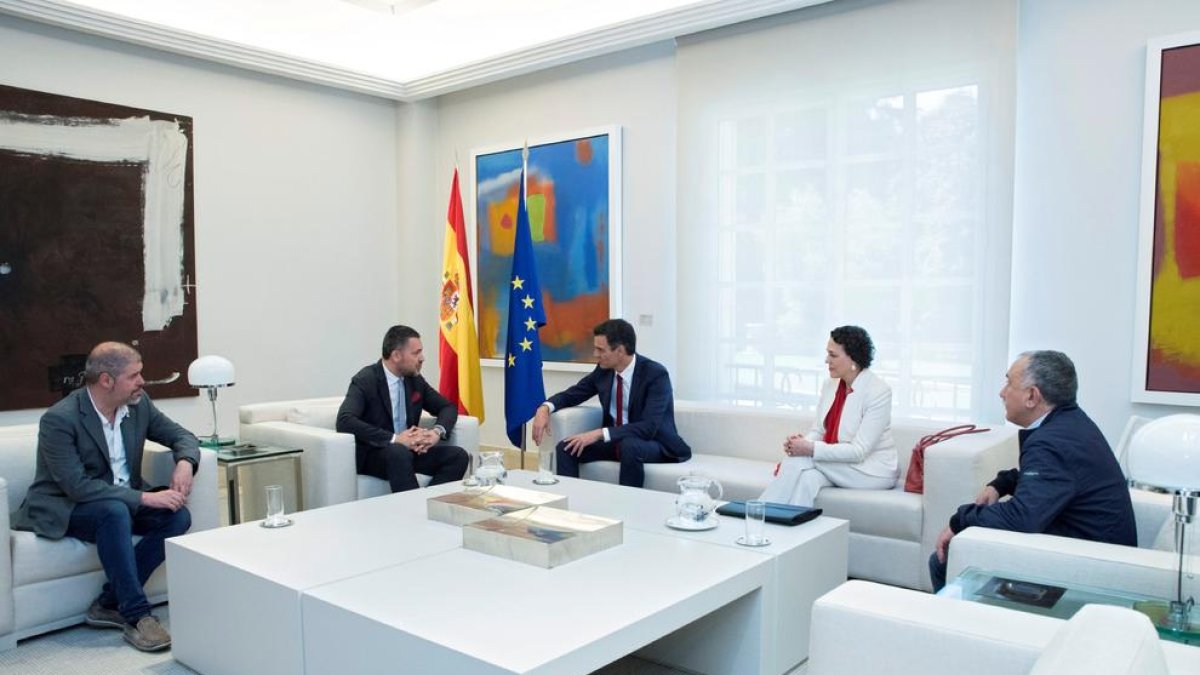 Pedro Sánchez se reunió ayer en Moncloa con líderes sindicales.