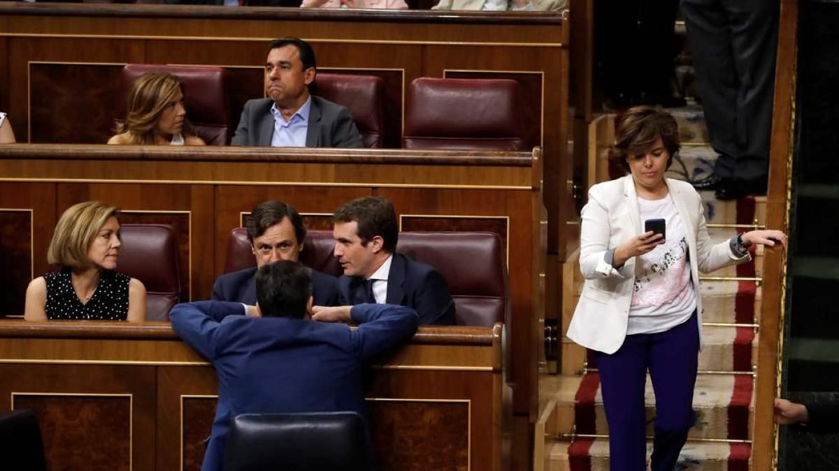Sáez de Santamaría pasa junto a Casado, Hernando y Cospedal en el Congreso de los diputados.