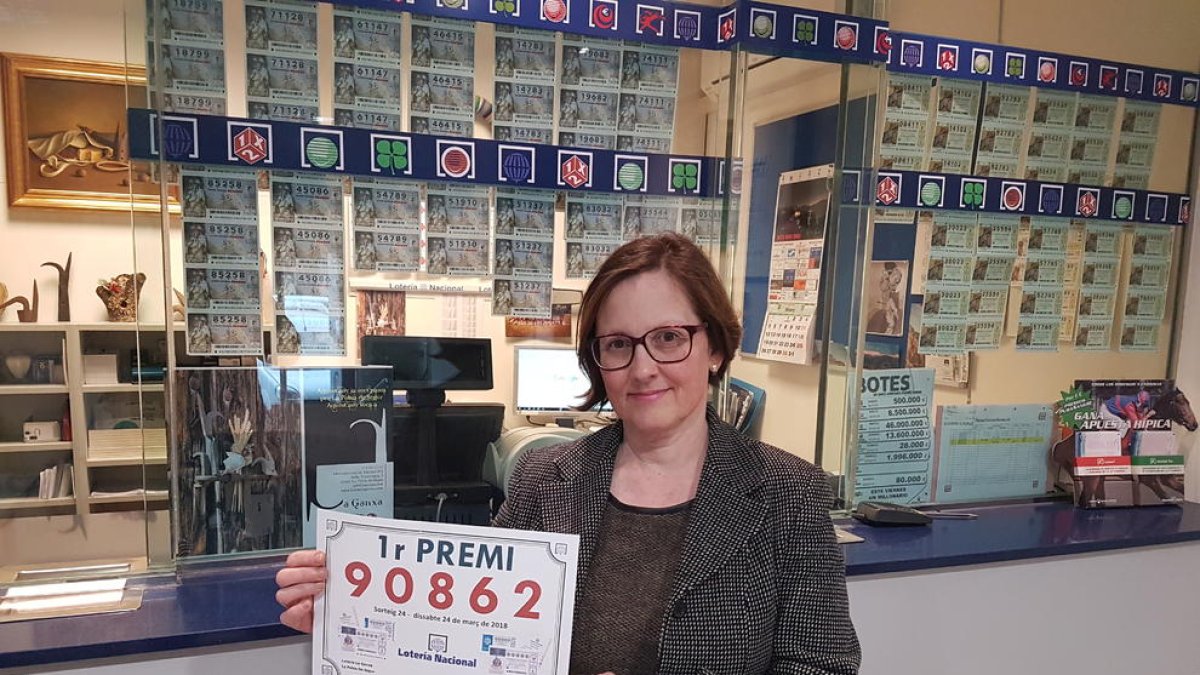 Teresa Agulló, de la administración a La Ganxa, de La Pobla de Segur, ayer, con el número ganador.