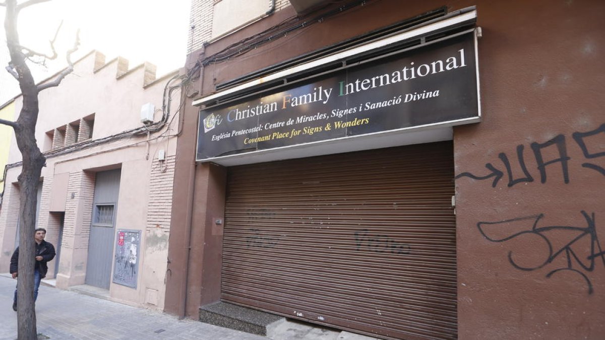 La iglesia Christian Family International está ubicada en la calle Valentí Almirall número 8.