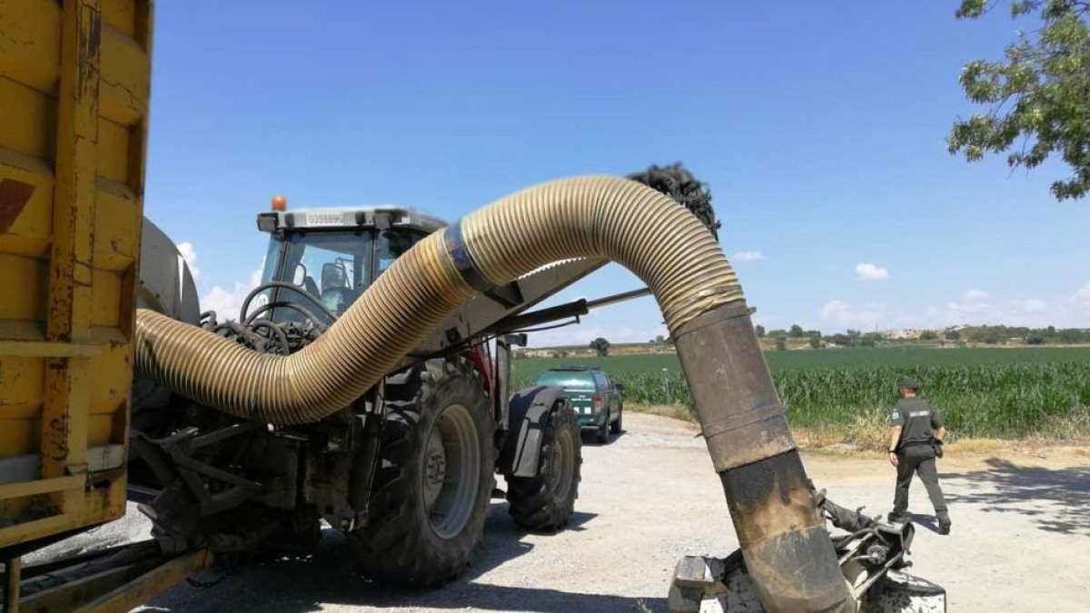 Les màquines desbrossaven a la C-12 a Àger i la C-13 a la Sentiu.