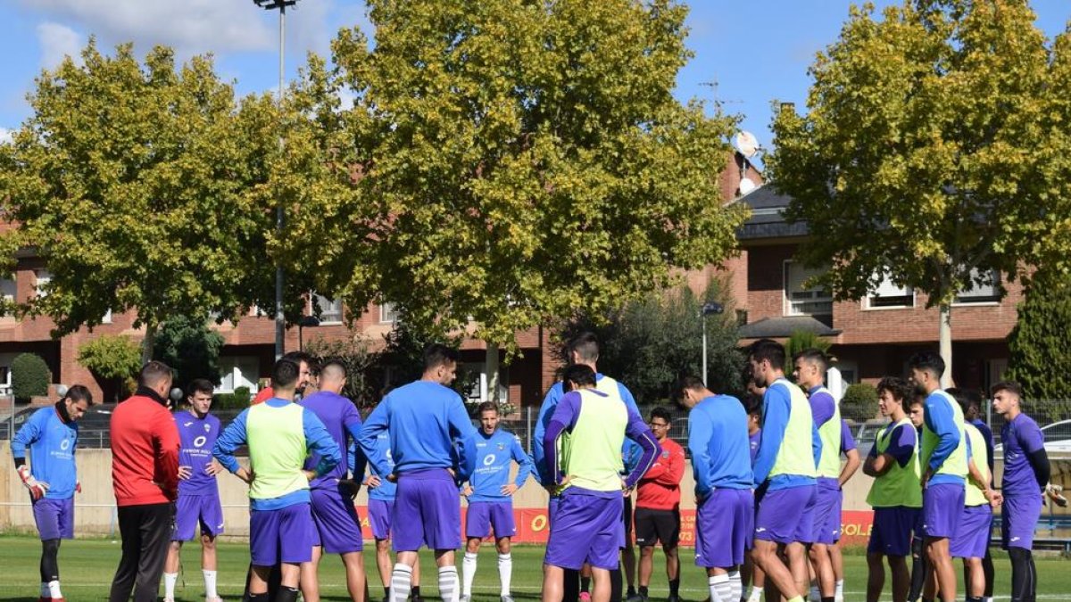 La plantilla del Lleida ayer en la vuelta a los entrenamientos.