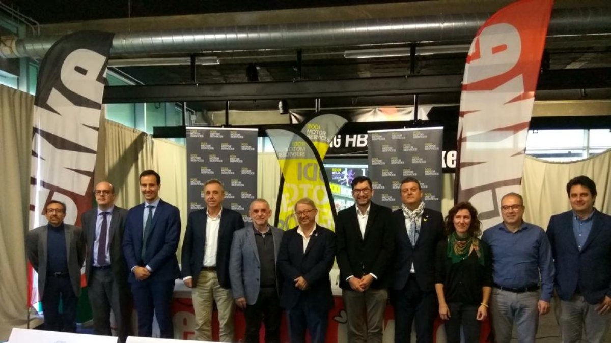 Organizadores, patrocinadores y autoridades ayer durante la presentación en el gimnasio Ekke.