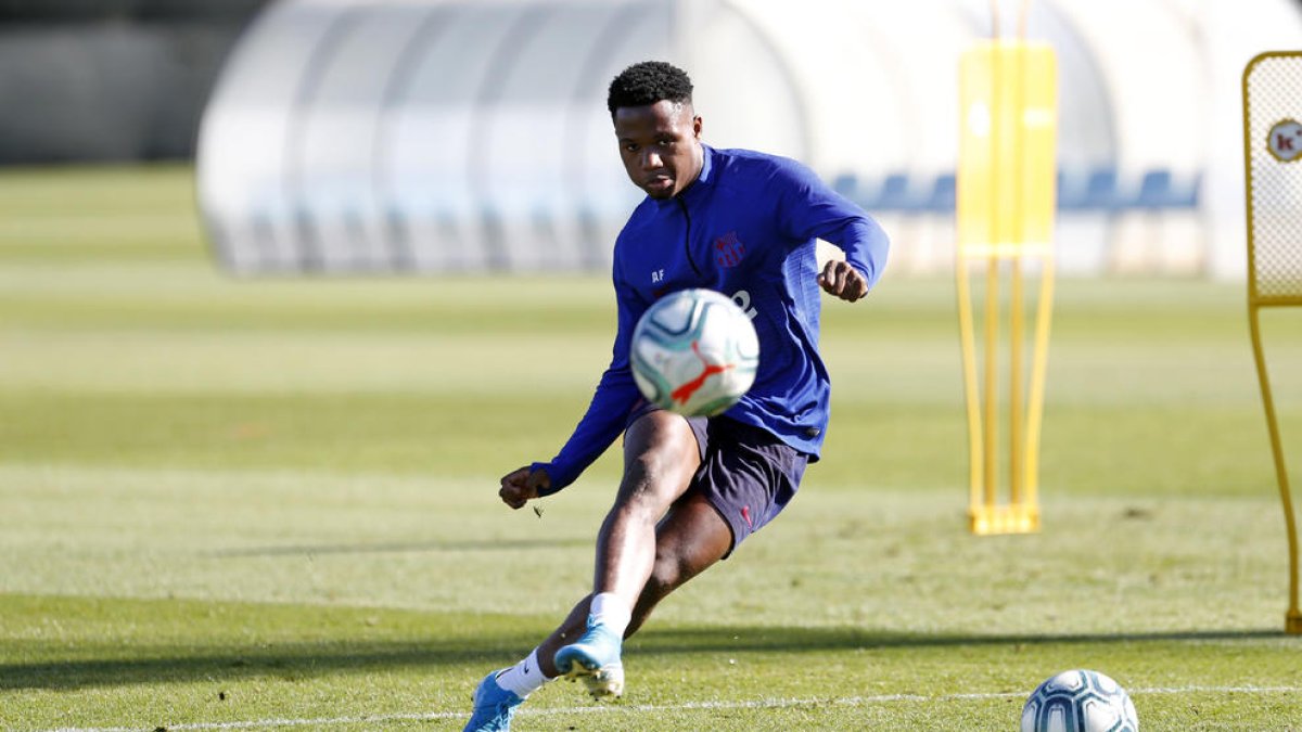 Ansu Fati durante el entrenamiento de ayer en la Ciutat Esportiva.
