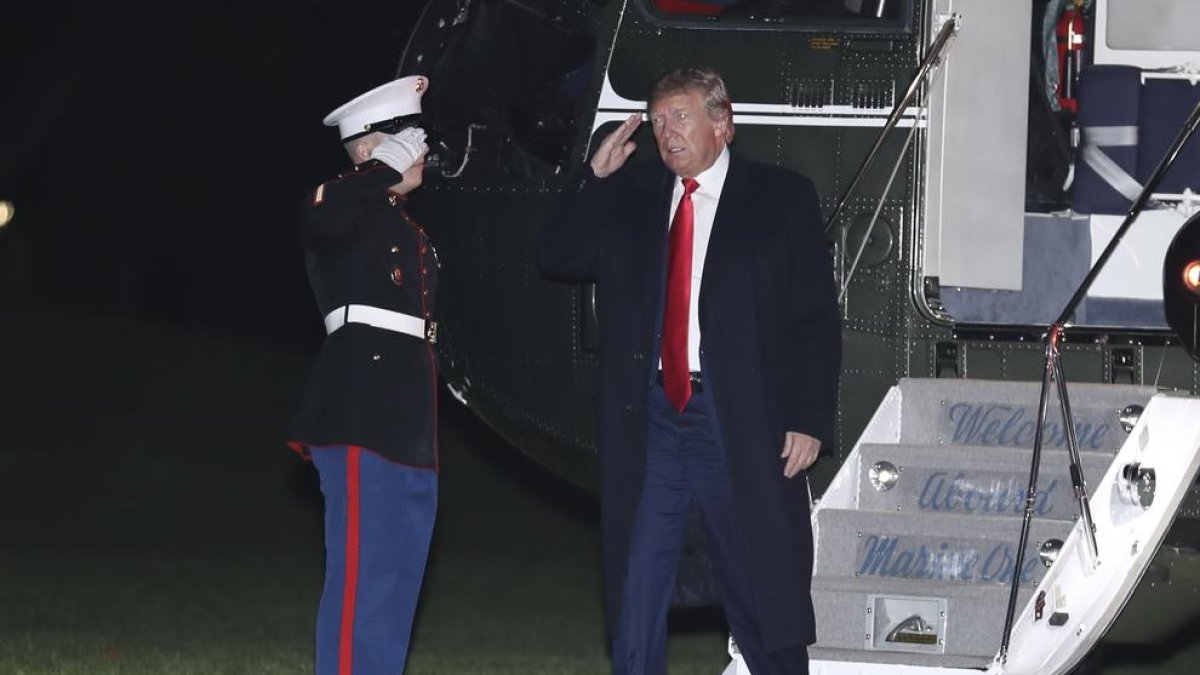 Donal Trump bajando del helicóptero a su llegada a la Casa Blanca.