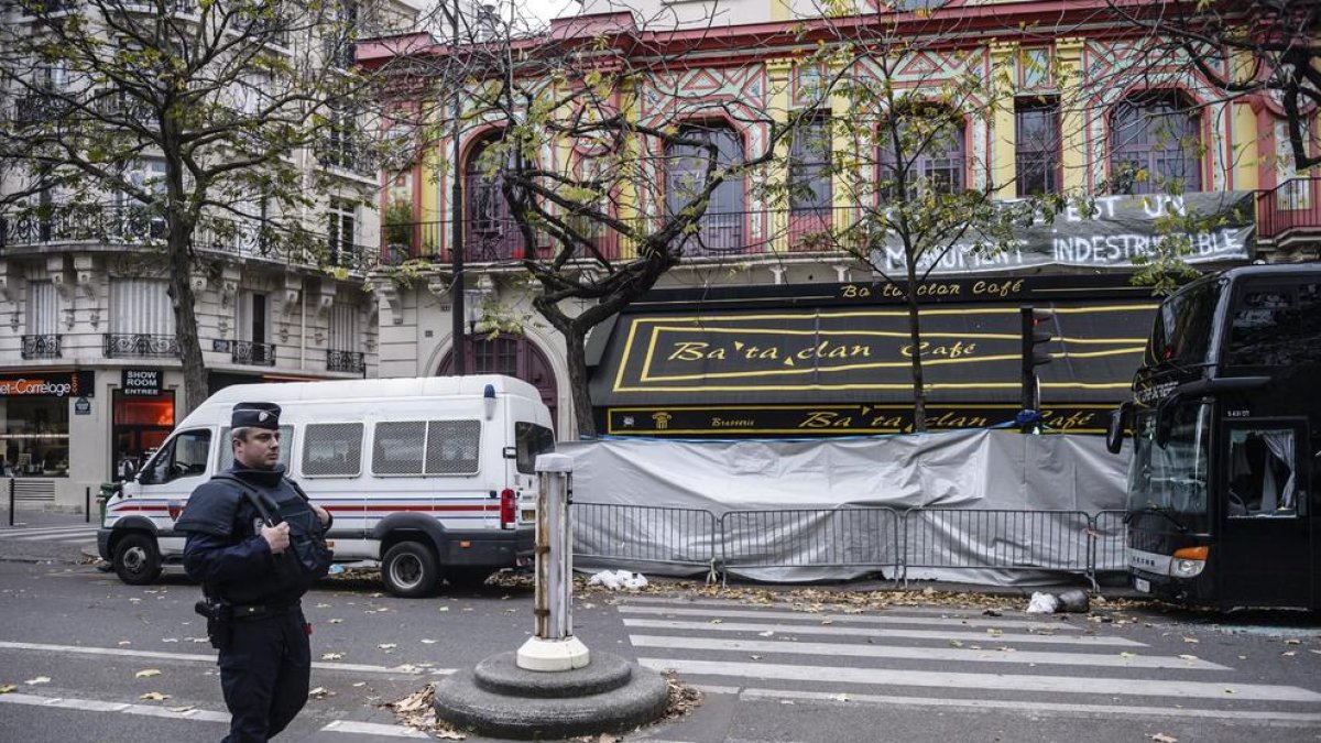 Exterior de la sala de espectáculos Bataclan, después de los atentados.