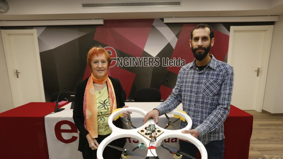 La vicepresidenta de Enginyers Lleida con el alumno premiado.