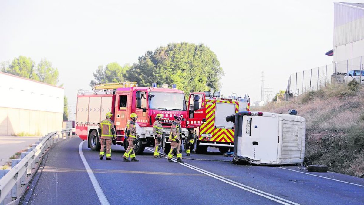 Imagen de la furgoneta volcada ayer por la mañana.