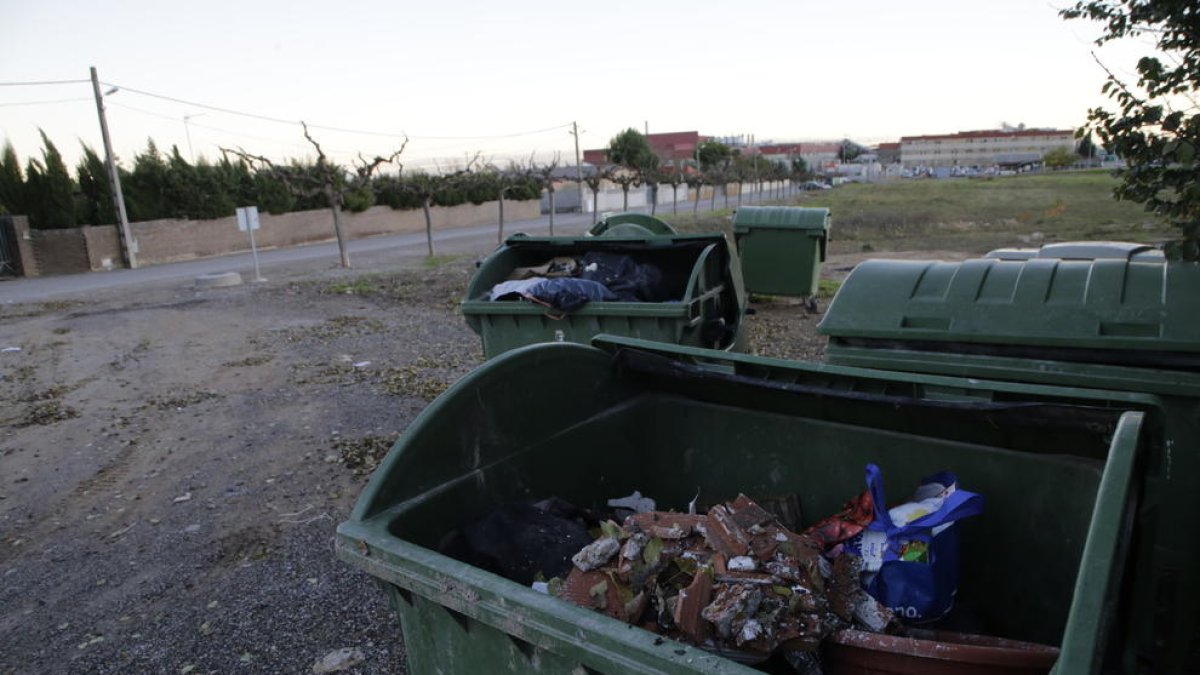 Quejas en la partida del Tabac de Alguire por basuras en contenedores